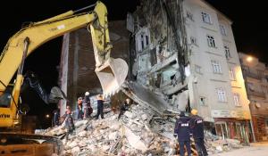Oameni îngropaţi sub clădirile prăbuşite, după cutremurul de 6,8 Richter din Turcia