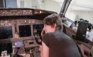 O tânără vrea să se mărite cu un avion Boeing, după o relaţie de 6 ani