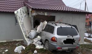 O şoferiţă începătoare a dărâmat o casă cu maşina, într-un sat din Bistriţa