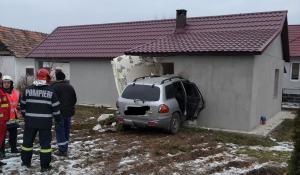 O şoferiţă începătoare a dărâmat o casă cu maşina, într-un sat din Bistriţa