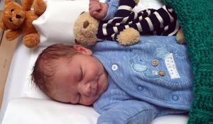 Bebeluş nou-născut abandonat la uşa unei case: 'Era născut de mai puţin de 12 ore'