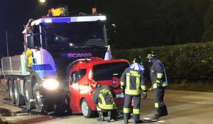 Tânăr român mort în condiţii teribile în Italia, maşina lui a intrat cu totul sub un camion