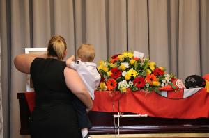 Băiețelul unui pompier care a murit în incendiile din Australia, decorat la înmormântarea tatălui