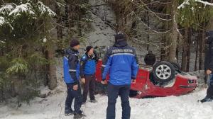 Turiști salvați dintr-o mașină răsturnată pe munte, în zăpadă, în Vâlcea