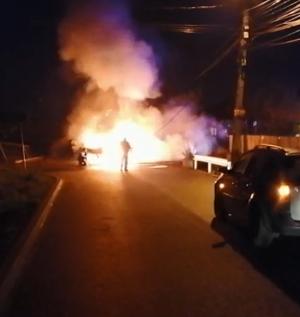 Doi polițiști și un jandarm blocați în mașina în flăcări, lovită de o șoferiță de 18 ani, la Câmpulung Muscel (video)