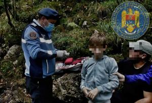 Copil de nouă ani, accidentat în Munții Bucegi, cărat în spate un kilometru de jandarmii montani (Foto)