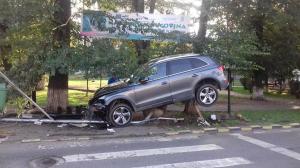 Un șofer cu Audi s-a urcat cu bolidul pe un semafor, într-o intersecție din Gura Humorului (Foto)