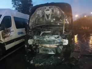 Un microbuz de călători a ars ca o torță în autogara Brașov. Incendiul a pornit de la un scurtcircuit la motor