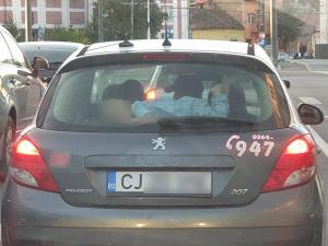 Copil transportat pe haionul unei mașini aflate în mers, în Cluj: "Era să zboare de acolo"