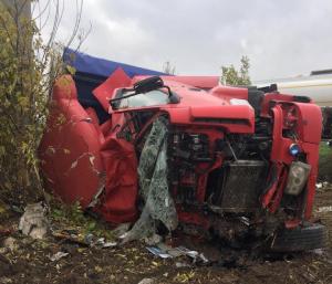 Accident cumplit la ieșire din Călimănești, șofer mort după ce remorca unui TIR s-a răsturnat peste mașina lui