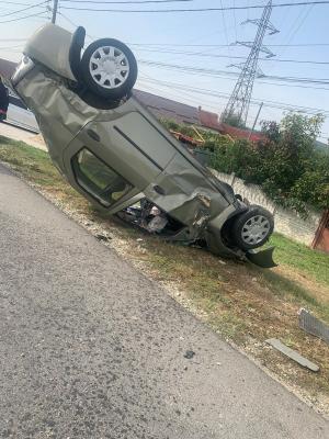 Un șofer din Gorj s-a răsturnat cu Loganul după ce a încercat să țină pasul cu o ambulanță (Foto)