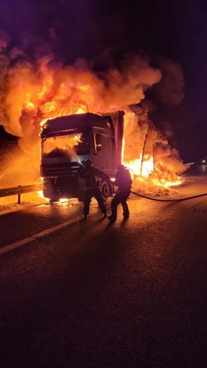 Un camion a ars o oră, până s-a făcut scrum, pe autostradă, lângă Recaș