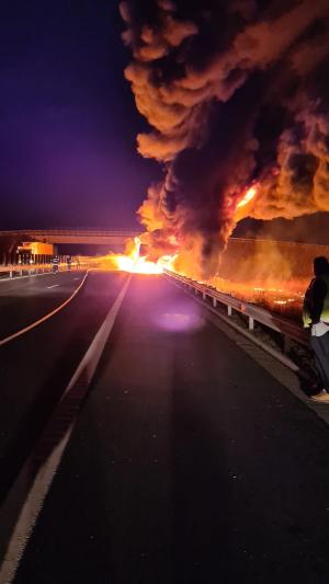 Un camion a ars o oră, până s-a făcut scrum, pe autostradă, lângă Recaș