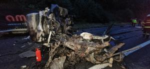 Șofer român rămas fără o mână, camioneta lui a rupt în două o mașină, un adolescent a murit pe loc, în Slovacia