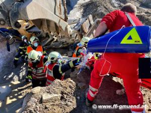 Român pe moarte sub excavatorul de 22 de tone, s-a prăbușit cu el 6 metri, într-o carieră din Austria