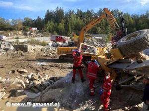 Român pe moarte sub excavatorul de 22 de tone, s-a prăbușit cu el 6 metri, într-o carieră din Austria