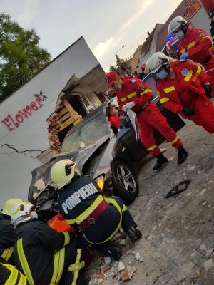 Femeie prinsă sub un BMW, după ce două mașini s-au ciocnit și una dintre ele a ricoșat într-un zid, la Satu Mare (Foto)
