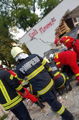 Femeie prinsă sub un BMW, după ce două mașini s-au ciocnit și una dintre ele a ricoșat într-un zid, la Satu Mare (Foto)