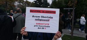 Protest la moaștele Sfintei Parascheva. Românii veniți din țară cântă și scandează în fața Mitropoliei