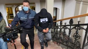 Bărbatul din Cluj care şi-a înjunghiat iubita in plină stradă, acuzat de tentativă de omor. Victima este în stare gravă