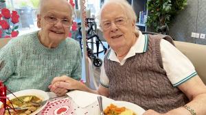 O soţie iubitoare şi-a surprins soţul de 96 de ani, bolnav de demenţă, după ce s-a mutat în acelaşi cămân de bătrâni, pentru a fi împreună