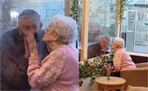 Momentul emoţionant când o bătrână de 92 de ani îşi vede fiul printr-o fereastră, din cauza restricţiilor, la un cămin de îngrijire