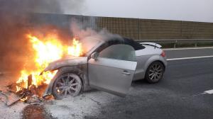 Un Audi TT decapotabil a luat foc în mers, pe autostrada Timișoara-Lugoj. Un pompier aflat în trafic a sărit în ajutorul șoferului