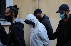 O fată de 15 ani și-a pus iubitul român să-i ucidă mama, în Grecia. Femeia, înjunghiată de zeci de ori