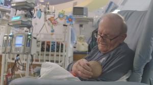 “Bunicul de la Terapie Intensivă” care de 14 ani aducea alinare bebeluşilor bolnavi a murit de cancer