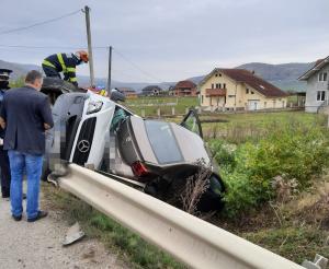 Un Logan a ajuns cu totul peste o dubiță, după un accident cumplit petrecut la Crainimat, în Bistrița-Năsăud. Foto