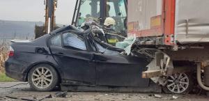 Cum arată după impact BMW-ul care a intrat din spate într-un TIR, în Cluj