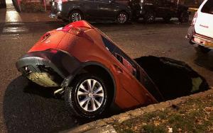 O maşină a fost înghiţită de o groapă apărută din senin în asfalt, pe o stradă din SUA