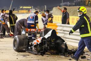 Accident înfiorător la Formula 1. Monopostul lui Romain Grosjean s-a rupt în două și a luat foc