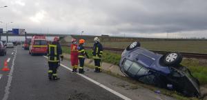 Un șofer s-a răsturnat cu mașina la ieșire din Brașov, după o manevră care putea să-l ucidă pe loc