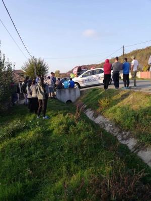 O fetiță de 11 ani a fost ucisă în fața casei, în Gorj. Un șofer a lovit-o cu mașina când se juca la poartă