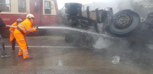 TIR spulberat de tren în Timiș, cabina șoferului a luat foc după impact. VIDEO