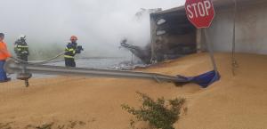 TIR spulberat de tren în Timiș, cabina șoferului a luat foc după impact. VIDEO
