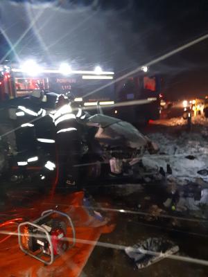 Mașini dezintegrate pe şosea, la Topraisar, după un impact înfiorător. Un tânăr de 29 de ani a murit pe loc