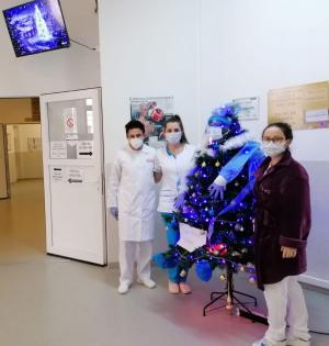 Brad de Crăciun împodobit în spiritul pandemiei, cu mască, vizieră și mănuși, la un spital Covid din Sibiu