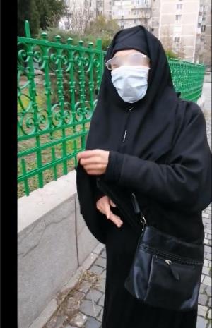 Un tânăr din Bucureşti a mers la cerşit "deghizat" în călugăriţă. Câţi bani avea la el când l-a prins poliţia
