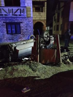 Patru tineri au făcut prăpăd cu BMW-ul, pe un drum din Repedea, în Maramureş. Sătenii şi-au făcut cruce