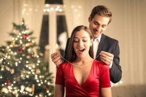 Cadouri de Crăciun pentru iubită. 10 idei pentru un moment special alături de persoana iubită