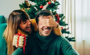 Cadouri de Crăciun pentru iubit. Cum îţi poţi surprinde partenerul de sărbători