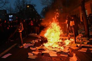 Proteste de amploare în Franţa. Manifestanţii au dat foc maşinilor şi au distrus numeroase magazine