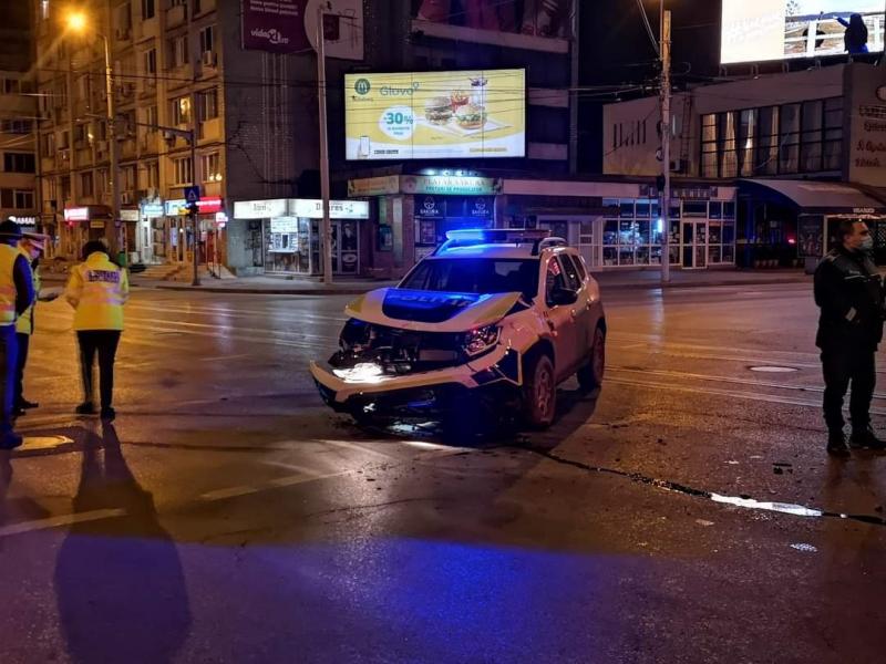 Momentul teribil în care o maşină de poliţie în misiune se înfige cu viteză într-un Passat care nu acordă prioritate | Observatornews.ro