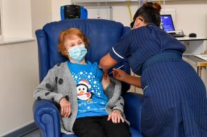 Prima persoană care s-a vaccinat anti-COVID, în Marea Britanie, este o bunică în vârstă de 90 de ani