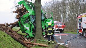 Şofer de TIR păzit de-un înger în cabina distrusă complet într-un copac, în Germania