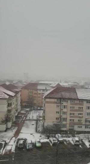 Momentul în care furtuna Ciara loveşte puternic Suceava. Curcubeu la sosirea norului uriaş de zăpadă (Video)