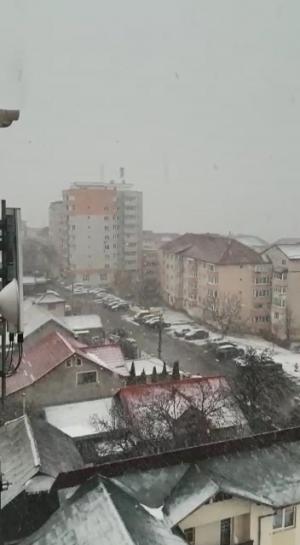 Momentul în care furtuna Ciara loveşte puternic Suceava. Curcubeu la sosirea norului uriaş de zăpadă (Video)