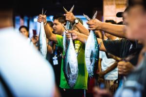 Concurenții Asia Express, părăsiți într-o piață de pește înainte de începerea cursei
